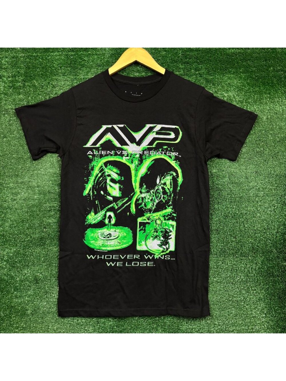 Alien vs Predator Whoever Wins We Lose Movie Poster T-Shirt Size Small